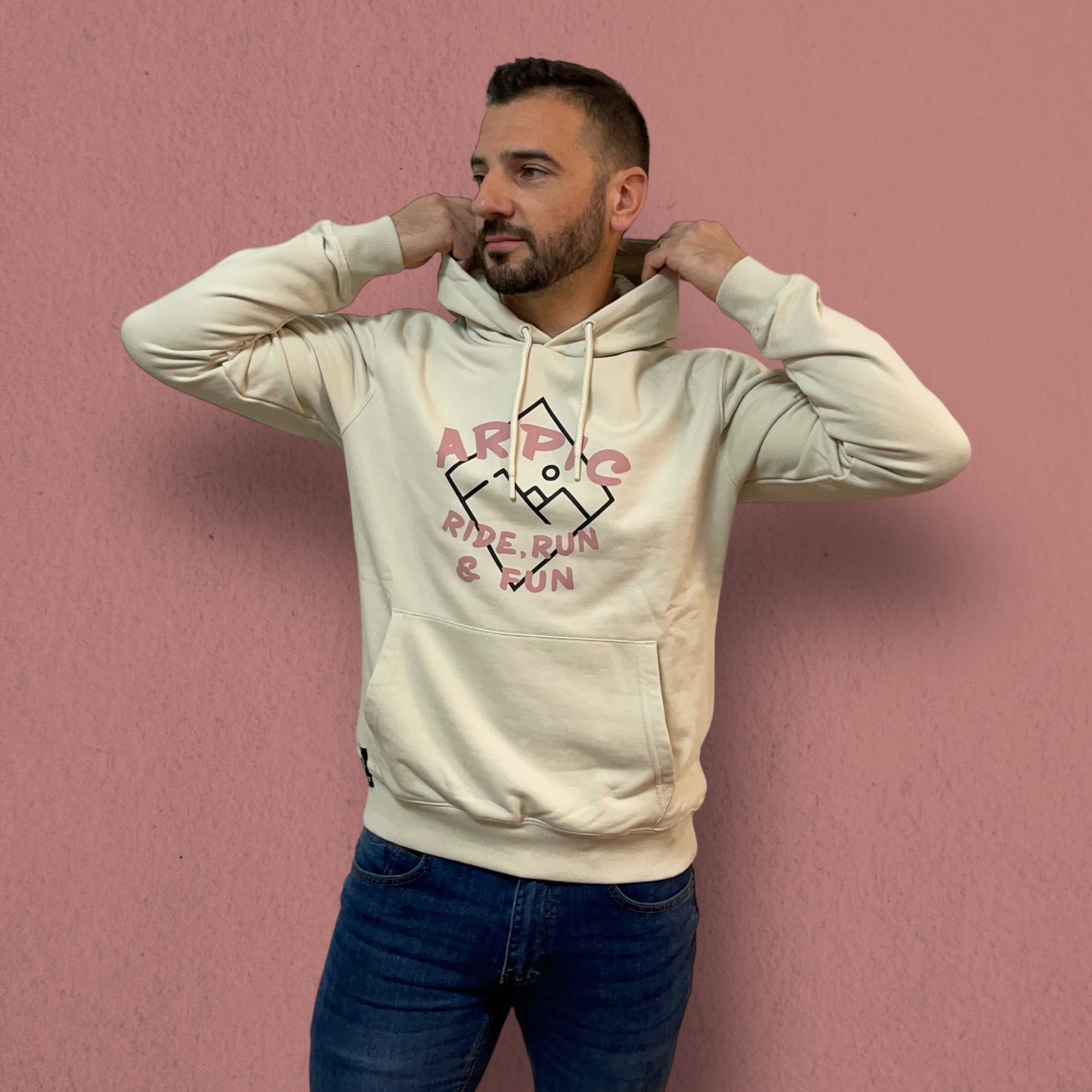 SUDADERA BEIGE CON CAPUCHA RIDE, RUN & FUN