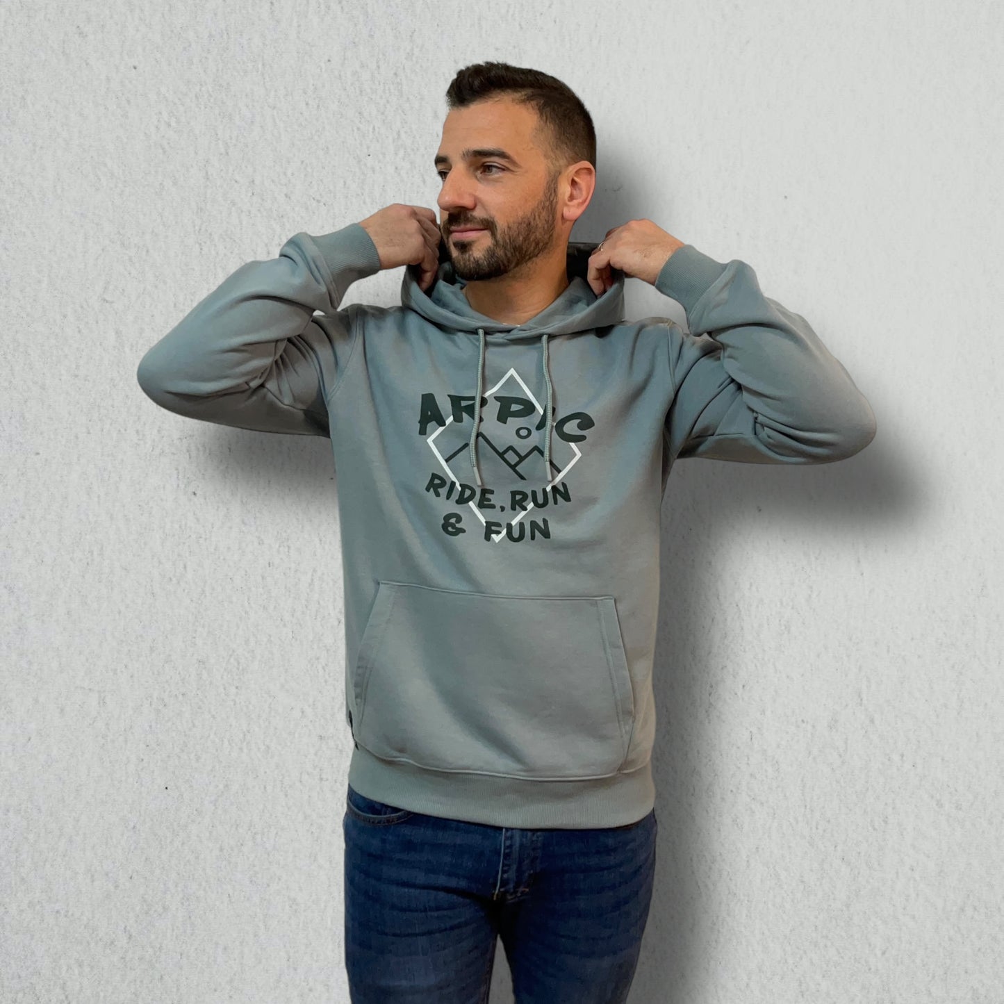 SUDADERA VERDE CON CAPUCHA RIDE, RUN & FUN